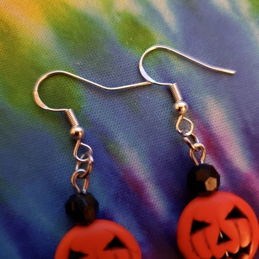 Handmade Orange Black Beaded Halloween Pumpkin Dangle Earrings - Picture 2 of 3